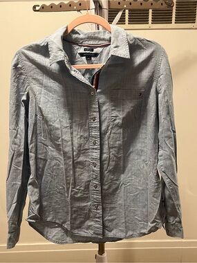 Women’s Tommy Hilfiger Light Blue Button-Down Shirt size Large Classic Fit